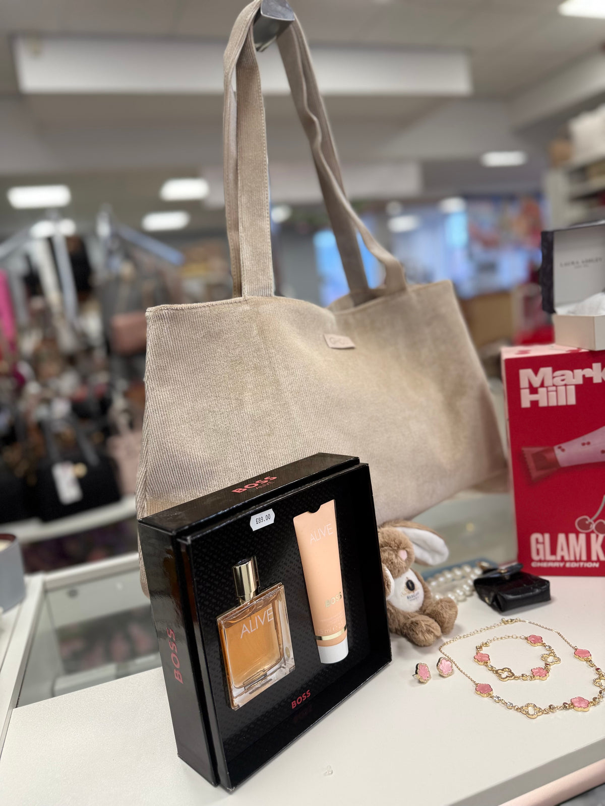 Huge Giveaway Worth £320!